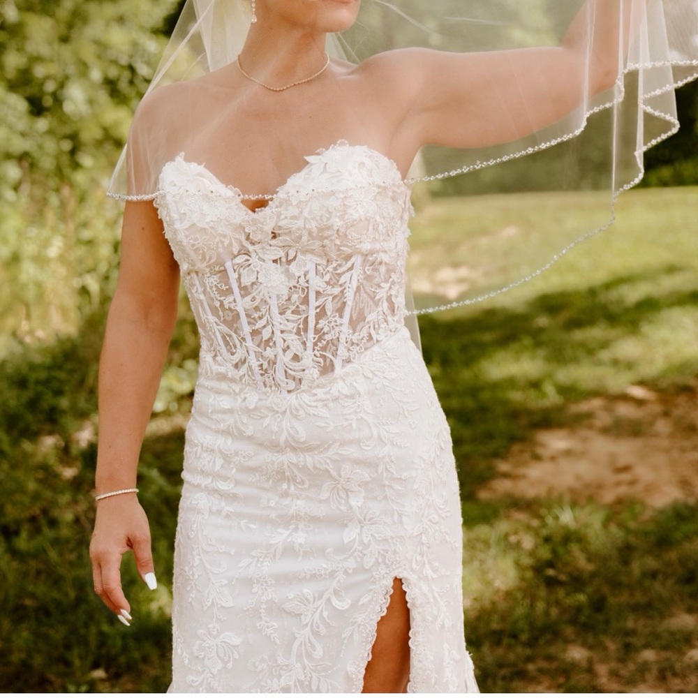 Elegant White Lace Wedding Dress - Picture 3 of 5